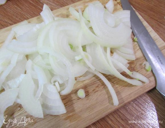 Репчатый лук почистить и нарезать полукольцами.