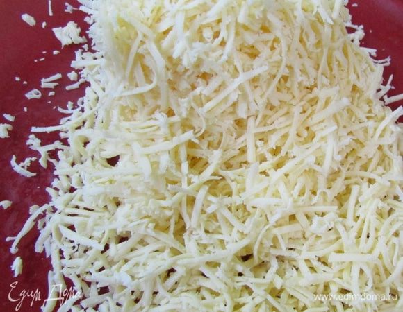 Сыр натереть на крупной терке.