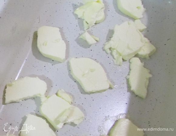 На дно формы для кекса положить кусочки сливочного масла.