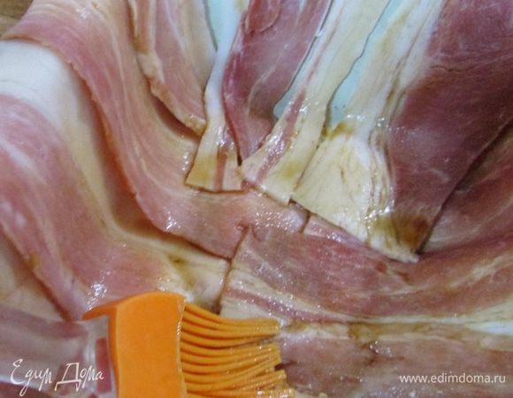 С помощью кисточки обильно смазать соевым соусом.