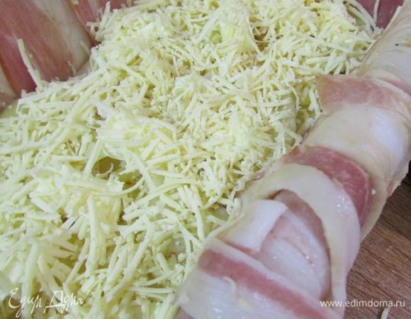 Затем присыпать сыром.