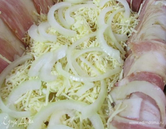 И выложить кольца лука.