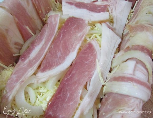 Накрыть тонким слоем бекона. Смазать соевым соусом.