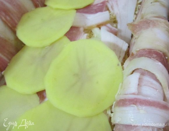 Слои повторять: картофель, мускатный орех, масло, сыр и так до верха. Последний слой — картофель.