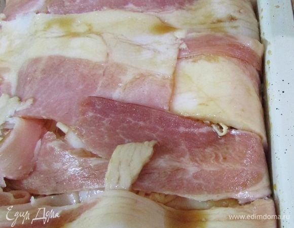 Верхний слой картофеля закрыть полностью беконом. И смазать соевым соусом. Форму плотно обернуть фольгой, чтобы нигде не проходил воздух и не испарялась жидкость в процессе приготовления. Отправить мильфей в разогретую (180°С) духовку. Запекать 1 час 15 минут (в том случае, если картофель предварительно отварить, если нет, то примерно около 2-х часов). Извлечь из духовки, освободить от фольги и немного остудить.