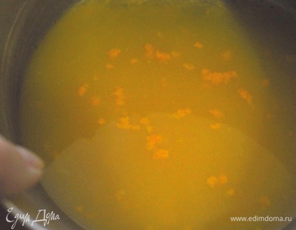 Для крема смешать апельсиновый сок с цедрой и сахаром и оставить на полчаса при комнатной температуре.
Затем сок прогреть до растворения сахара и процедить, снова поставить на огонь и прогреть до 80°С.