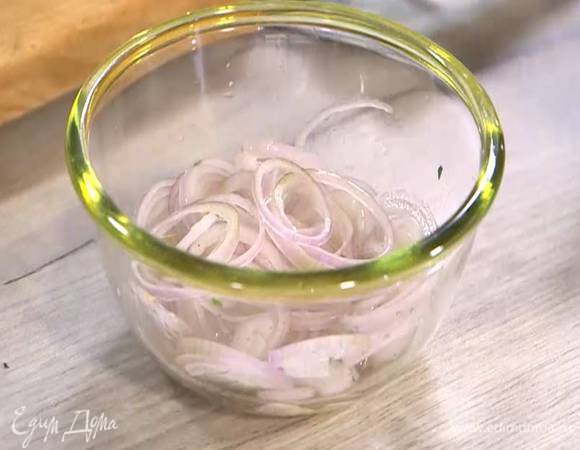 Шалот почистить, нарезать тонкими кольцами и залить уксусом.