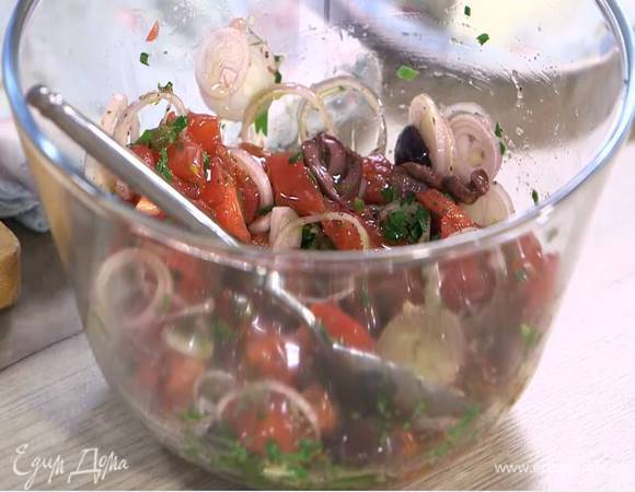 Нарезанные помидоры выложить в глубокую посуду, добавить петрушку с чесноком, оливки, каперсы, лук вместе с уксусом, все поперчить, полить оливковым маслом и перемешать.