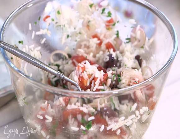 Добавить к овощам готовый рис и перемешать.