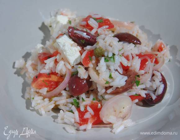 Фету нарезать небольшими кубиками, добавить к рису с овощами и еще раз все перемешать.