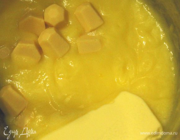 Добавить белый шоколад, масло, хорошенько перемешать и остудить крем.