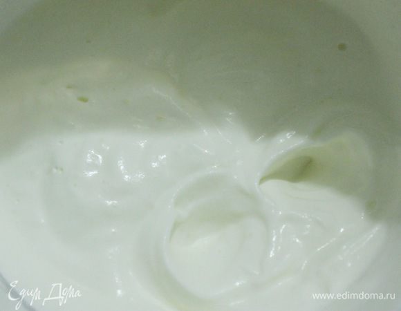 Взбить сливки до устойчивых пиков, аккуратно добавить в остывший крем.