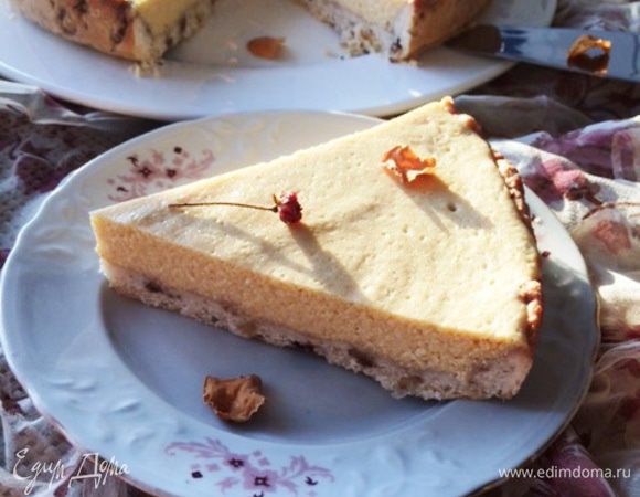 Утром подаем наивкуснейший и полезный чизкейк домочадцам к чашечке чая или кофе.
Муж сказал, что начинка получилась будто карамельная. Я не стала уточнять все ингредиенты, вкусно, вот и славненько!
