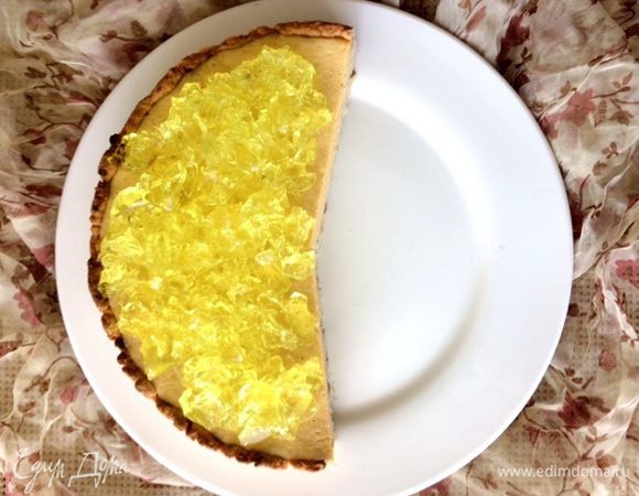 Дети очень любят желе. На улице было хмуро, сыро и противно, и чтобы добавить немного солнца, я решила им подать чизкейк с лимонным желе. Вот так сразу оживился наш чизкейк.
