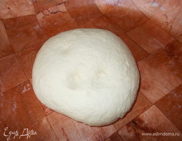 Вода должна быть теплой, как для дрожжей, так и для теста. Развести дрожжи в небольшом количестве воды со щепоткой сахара до появления пены. В глубокую посуду налить масло, всыпать муку, соль, семолину, влить дрожжи и постепенно воду, замесить тесто. Вымешивать тесто минимум 15 мин. Тесто должно быть мягкое и немного липнуть к рукам. Накрыть и оставить в теплом месте на 1,30 — 2 часа.