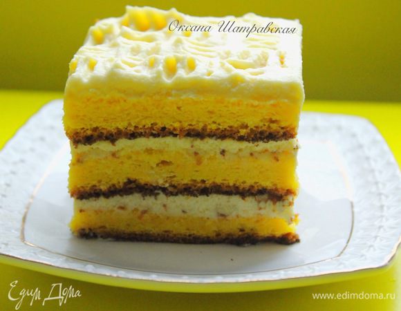 Теперь можно приступить к сборке. 
Каждый слой бисквита смазать тонким слоем растопленного шоколада. Выложить на блюдо первый слой бисквита шоколадом вниз, нанести на корж 1/3 крема, второй слой бисквита также шоколадом вниз, 1/3 крема и третий корж таким же образом, сверху выложить оставшийся крем. Поставить в холодильник. Через часа 4 — 6 нарезать на порционные пирожные. И наслаждаться с чашечкой кофе.