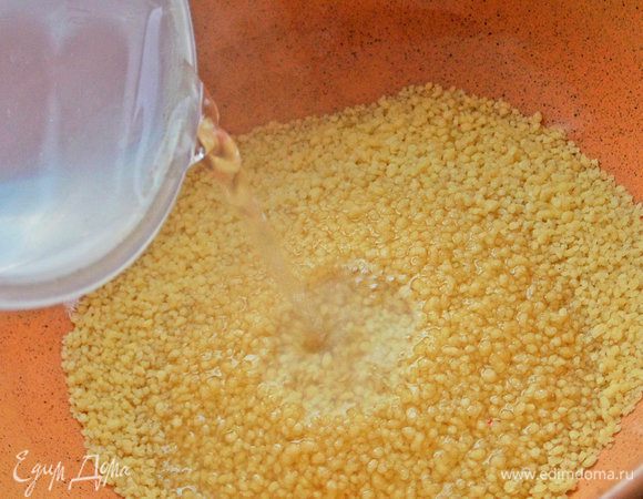 Кускус я указала в сухом виде. Заливаем горячей водой из расчета 1:2, как указано на упаковке. Накрываем крышкой.