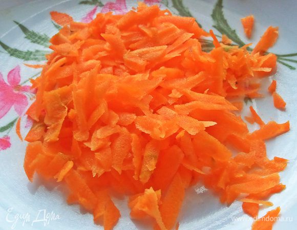 А пока подготавливаем остальное. Морковь крупно натереть.