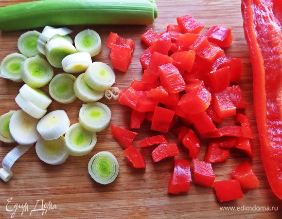 Порей нарезать колечками, перец — кубиками.