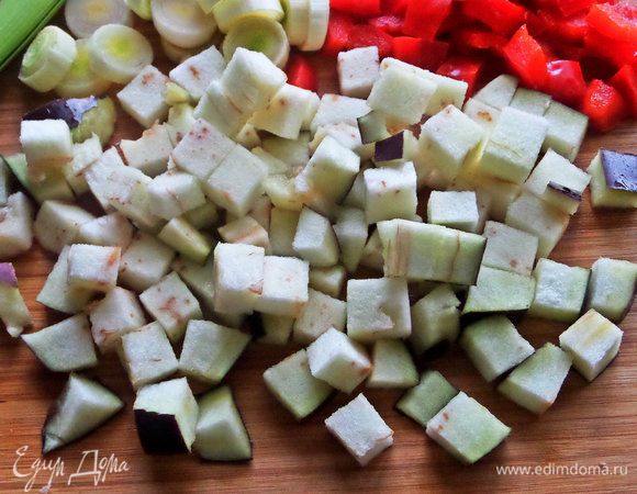 Баклажан нарезать тоже кубиками.