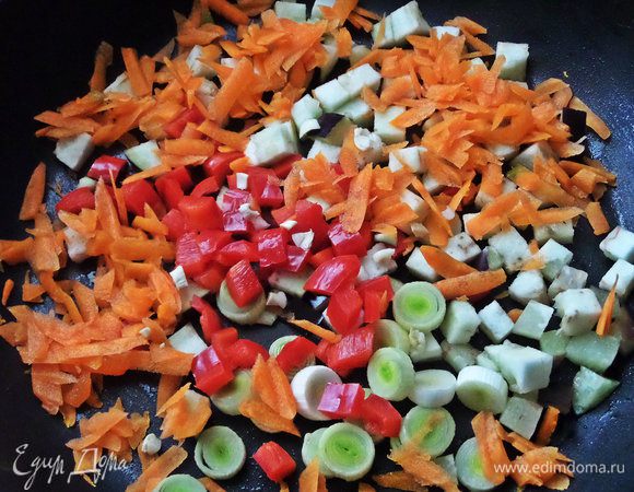 Разогреть масло в сковороде и высыпать туда овощи.