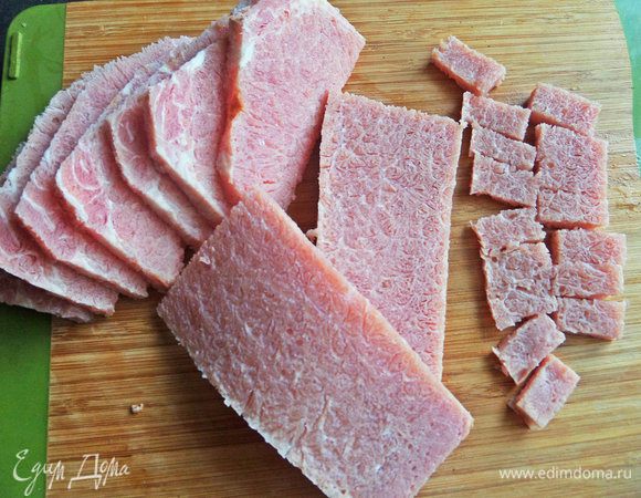 Ломтики ветчины нарезать примерно, как овощи.