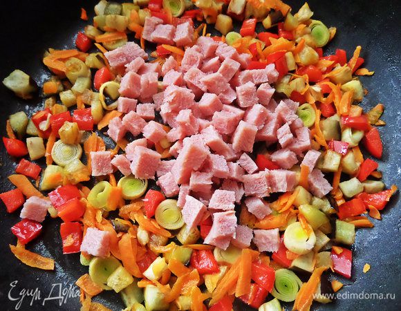 Высыпать ветчину к овощам.