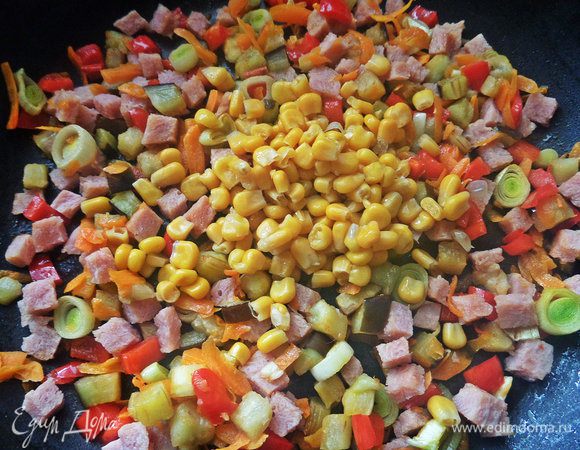 Добавить кукурузу консервированную.