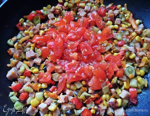 Добавить измельченные томаты.