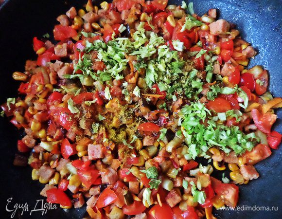 Добавить приправы и зелень. После каждого компонента перемешиваем.