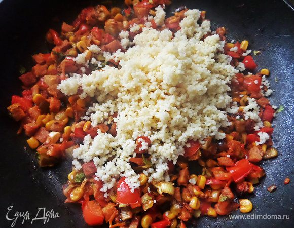 Пересыпаем весь в сковороду.