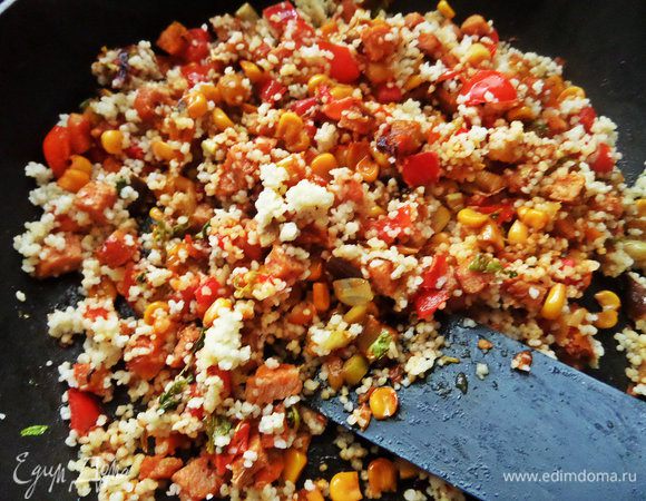 Перемешиваем на горячей сковороде. Огонь выключаем.