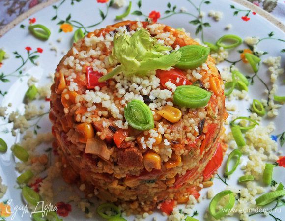 Посыпаем оставшейся зеленью и подаем в теплом виде.