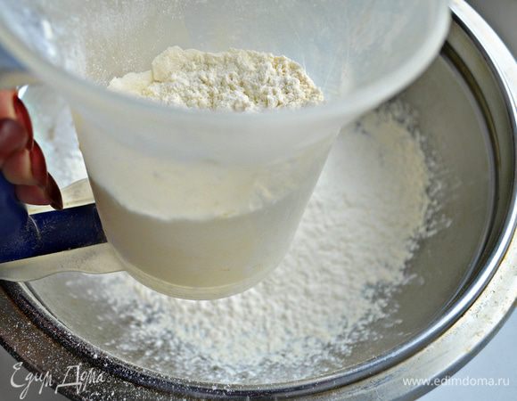 В глубокой миске просеять муку с солью.