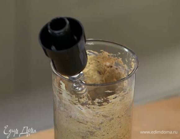 Приготовить тесто: предварительно размягченное сливочное масло и сахар перемешать блендером с насадкой-венчиком, затем, не выключая блендера, по одному ввести яйца и взбить все в однородную массу.