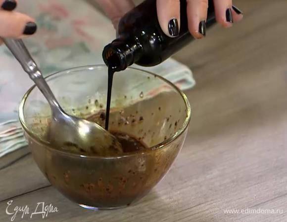 Соединить 1 ст. ложку растворимого кофе и 3/4 ст. ложки сахарной пудры, влить 1‒2 ст. ложки кипятка и перемешать так, чтобы кофе полностью растворился, затем добавить кофейный экстракт и еще раз перемешать.