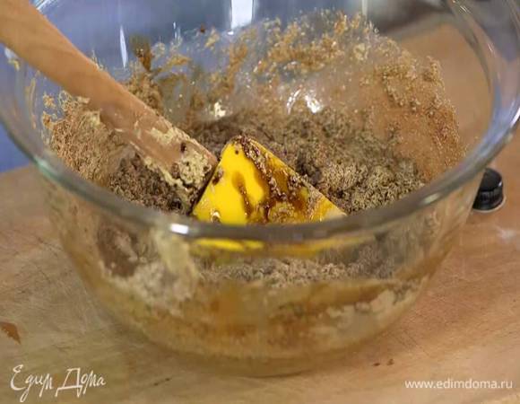 Влить растворенный кофе в сливочно-сахарную смесь и все перемешать.