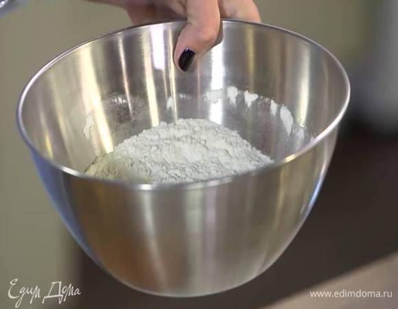 Муку соединить с разрыхлителем и солью.