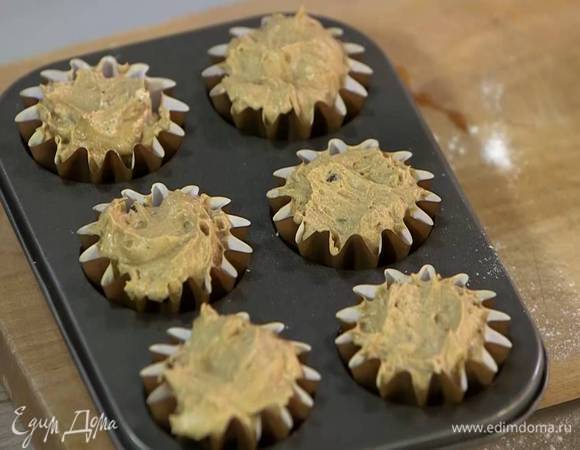 В формы для маффинов поместить бумажные вкладыши и выложить тесто.