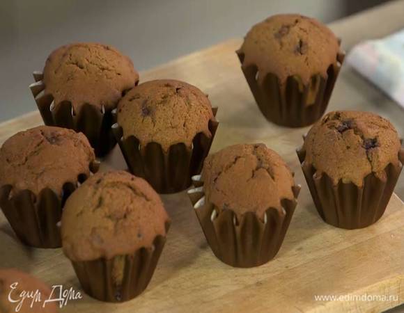 Выпекать капкейки в разогретой духовке 20‒25 минут, затем остудить.