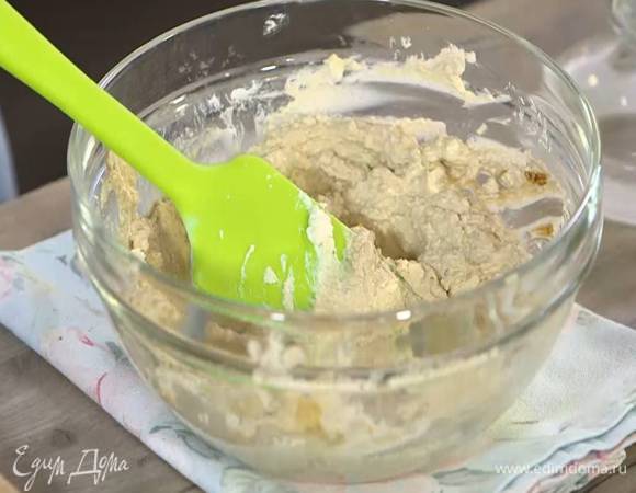 Приготовить крем: оставшийся кофе соединить с 1 ст. ложкой сахарной пудры, влить 1 ст. ложку кипятка, перемешать так, чтобы кофе растворился, и остудить. Сливочный сыр растереть с оставшейся сахарной пудрой, влить 1‒2 ст. ложки растворенного кофе и все перемешать.