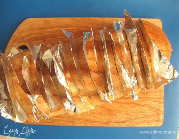 Батон белого хлеба нарезать на кусочки или купить уже нарезанный. Между кусочками вставить кусочки фольги, завернуть в пленку и отправить в морозильник на 3 часа. Срезать корки, нарезать кубиками. В блендере надо измельчать порциями (у меня получилось 3 порции, я брала целый батон 450-граммовый, сделала еще панировку про запас, но для панировки этих двух котлет будет достаточно 300 грамм хлеба или чуть меньше).