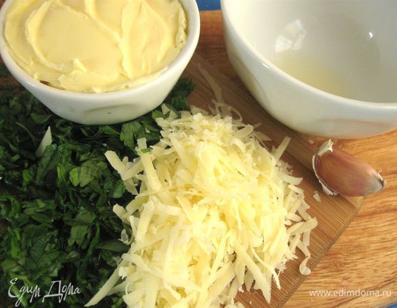 Приготовить зеленое масло метрдотель. Я в него добавляю еще сыр и чеснок. Сыр натереть на крупной терке, чеснок почистить, выдавить через пресс, из лимона выдавить сок, зелень петрушки помыть, высушить, мелко нарезать. Масло для смешивания с другими ингредиентами должно быть мягким.