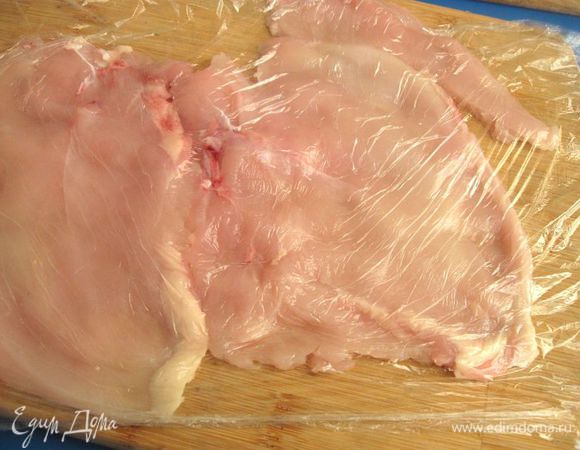 Филе накрыть пленкой. Аккуратно, нежно, не очень сильно кулинарным молотком (не рабочей поверхностью, а боковой стороной) отбиваем филе, не допуская разрывов на кусочках филе, иначе в дальнейшем масло вытечет.