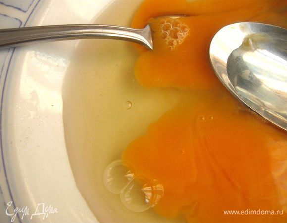 Приготовить льезон. Яйца разбить в глубокую тарелку, добавить воду, перемешать вилкой (не взбивать!).