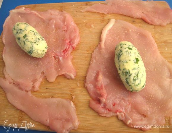 Вынуть масло из морозильной камеры, снять пленку. На филе положить масло.