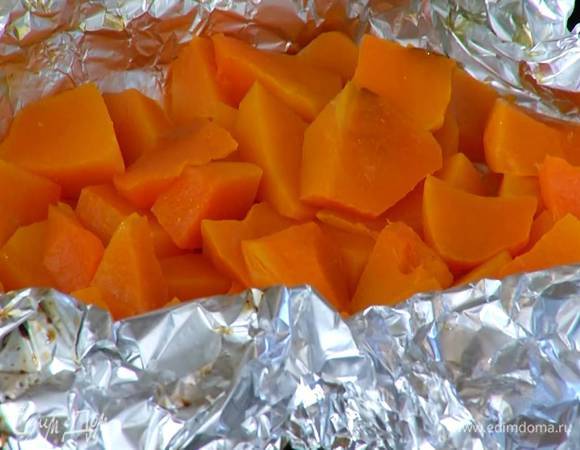 Тыкву почистить, порезать кусочками и запечь в разогретой духовке.