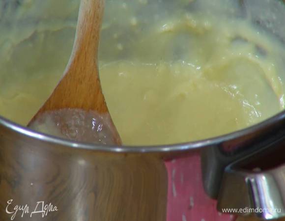 Приготовить соус бешамель: сливочное масло растопить на маленьком огне, всыпать муку и, непрерывно помешивая деревянной лопаткой, заварить массу, затем, продолжая вымешивать, медленной струйкой влить молоко и, не снимая с огня, взбить все погружным блендером (если получилось слишком густо, влить еще немного молока). Слегка прогреть, по одному ввести желтки, каждый раз вымешивая, затем снять соус с огня и еще несколько минут продолжать вымешивать.