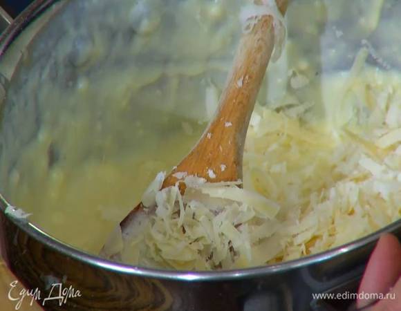 Весь сыр натереть на крупной терке, добавить в бешамель, все перемешать.