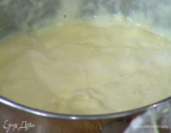 Белки взбить в крепкую пену, половину вмешать в сырное тесто, затем ввести оставшиеся белки и перемешать венчиком.